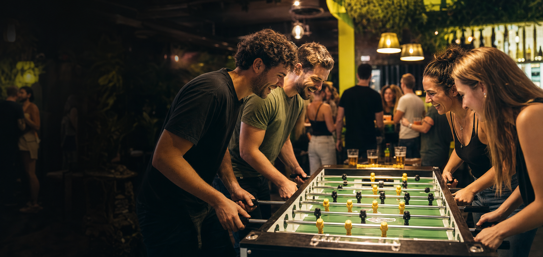 Baby-foot monnayeur Playcore installé dans un bar — ambiance conviviale entre amis